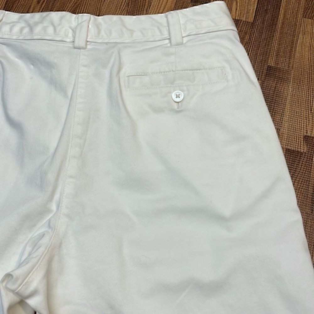 Lady Hagen woman’s Bermuda shorts. White. Size 4. - Picture 5 of 9